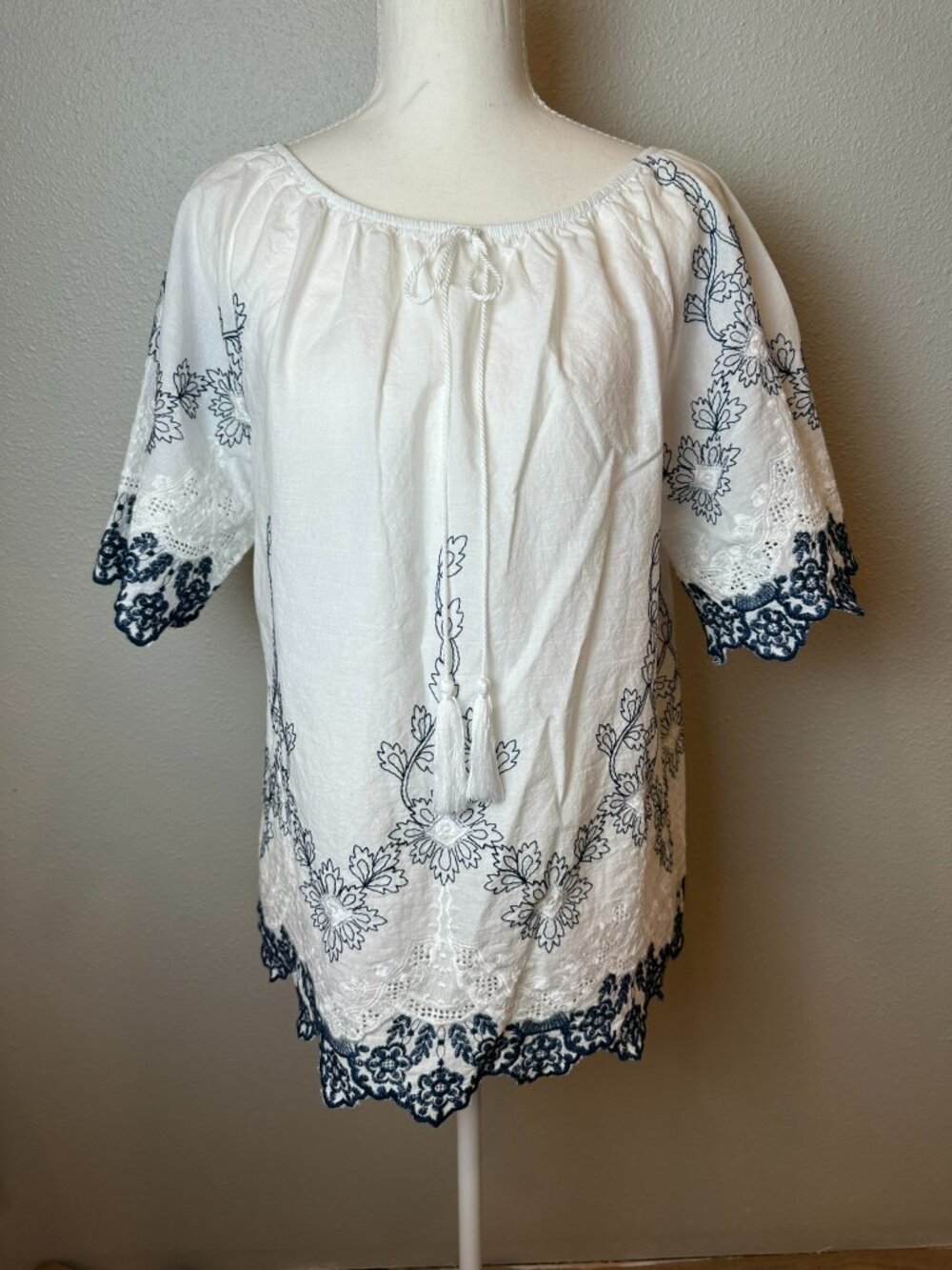 (Anthropologie) Kindred Embroidered Eyelet Mandala Tassel Blouse Ladies Size M